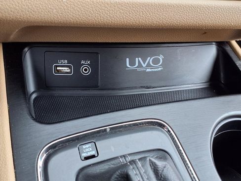 Used 2016 Kia Sedona LX w/ Option Group 020 FWD image 9