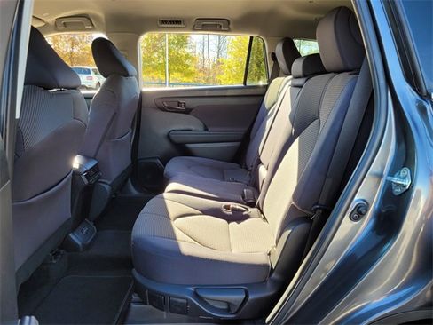 Used 2023 Toyota Highlander LE image 12