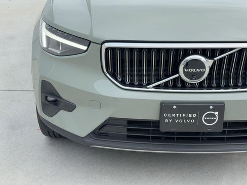 Certified 2025 Volvo XC40 B5 Plus image 28