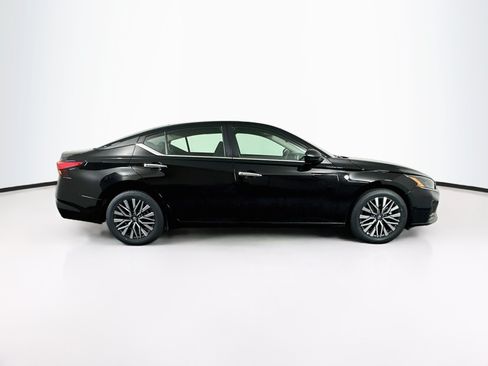 Used 2025 Nissan Altima 2.5 SV FWD image 10