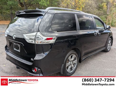 Certified 2019 Toyota Sienna SE w/ SE Preferred Package image 3