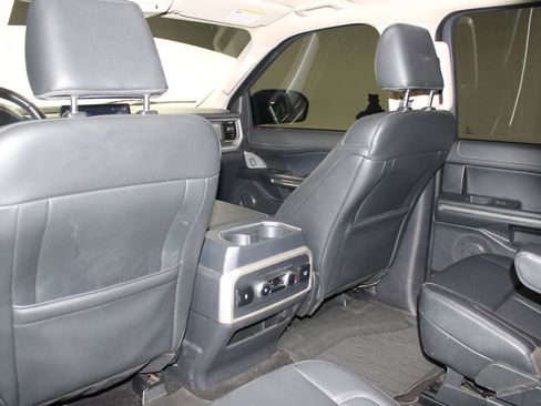 Used 2023 Ford Expedition XLT image 28