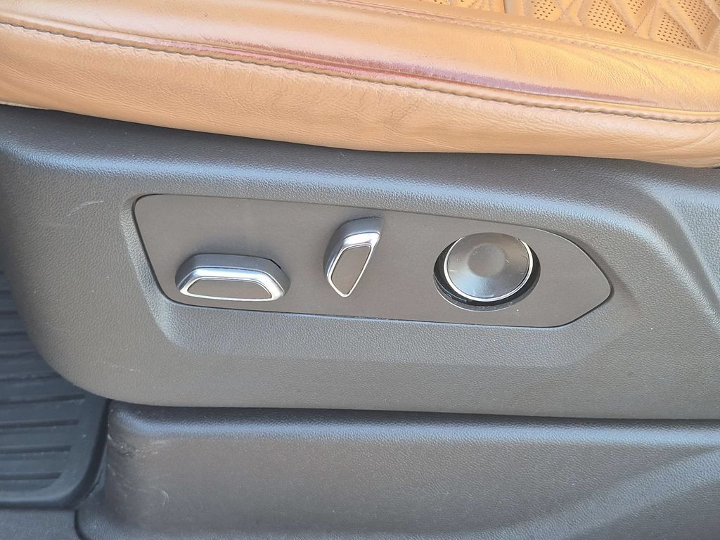 Used 2021 Cadillac Escalade Premium Luxury AWD/4WD image 13
