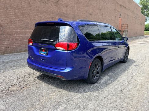 Used 2020 Chrysler Pacifica Touring-L FWD image 5