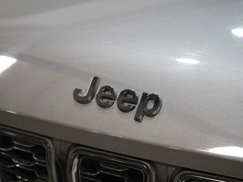 Used 2023 Jeep Grand Cherokee L Laredo image 11
