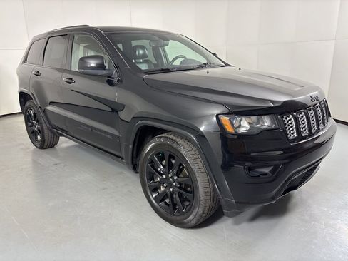 Used 2020 Jeep Grand Cherokee Altitude image 2