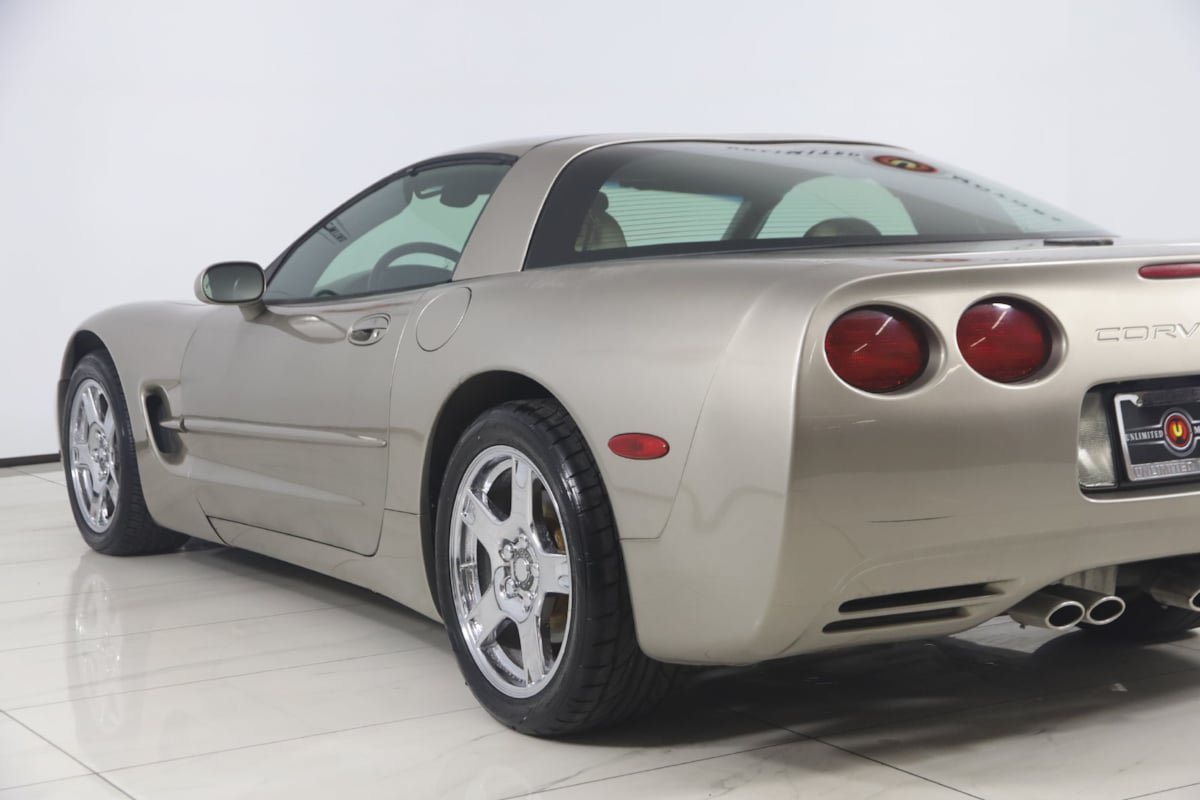 Used 1998 Chevrolet Corvette Coupe w/ Performance Handling Pkg RWD image 17