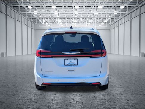 Used 2023 Chrysler Pacifica Touring-L FWD image 4