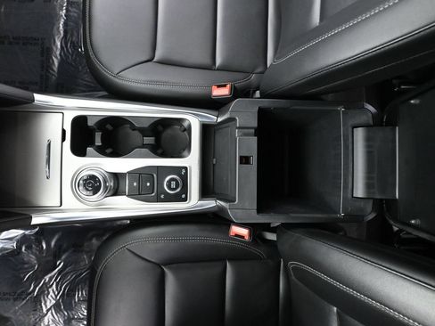 Used 2023 Ford Explorer XLT w/ Equipment Group 202A AWD/4WD image 34