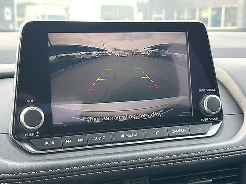 Used 2024 Nissan Rogue S image 32