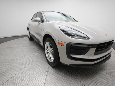 Certified 2023 Porsche Macan AWD/4WD image 3