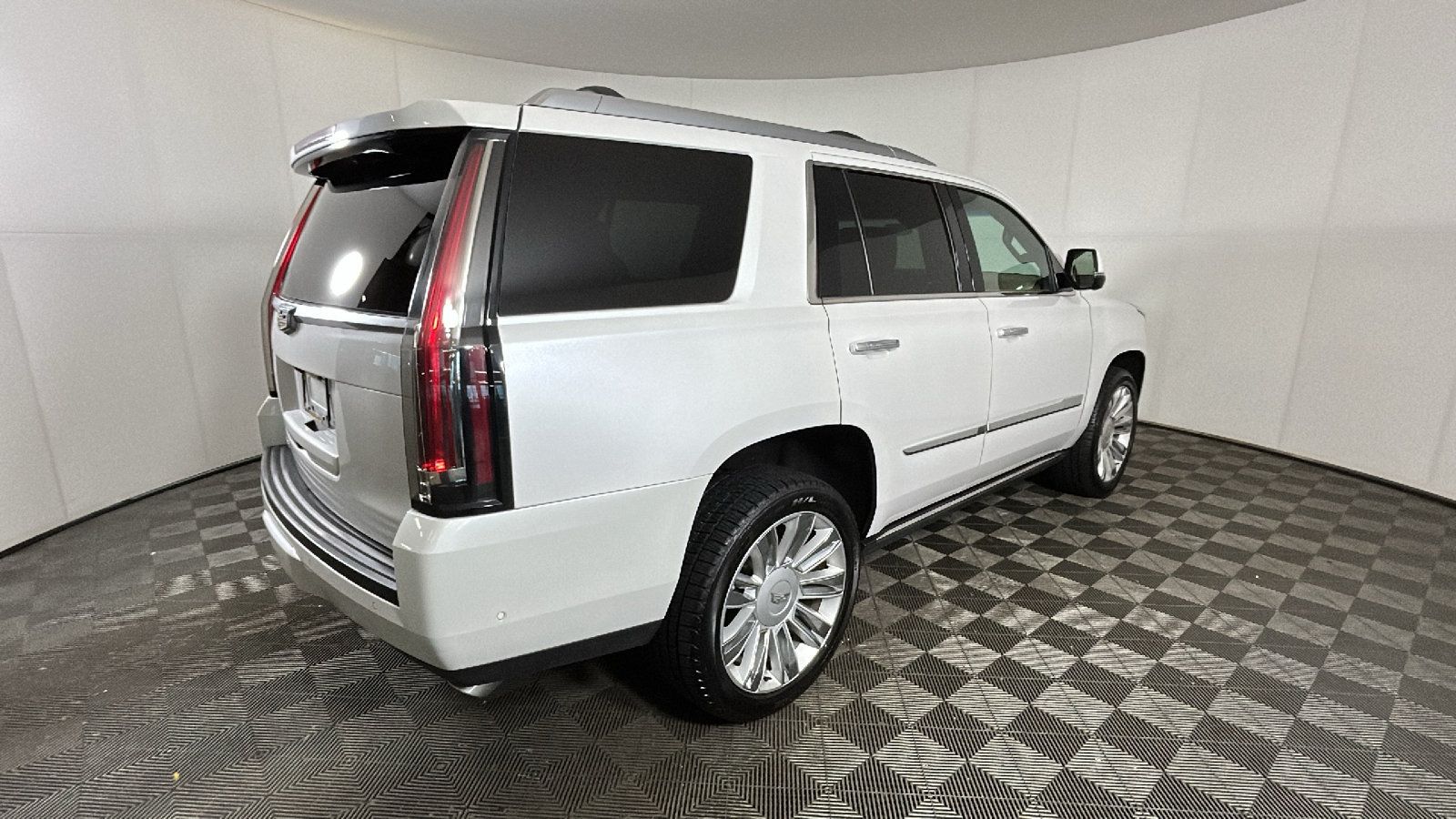 Used 2019 Cadillac Escalade Platinum RWD image 3