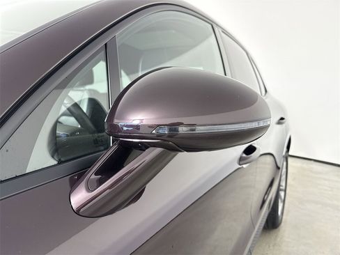 Certified 2025 Porsche Macan image 12