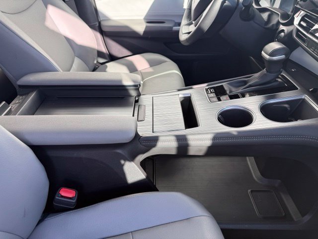 Used 2025 Toyota Sienna XLE FWD image 17