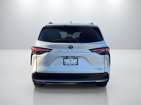 Used 2023 Toyota Sienna Platinum image 6