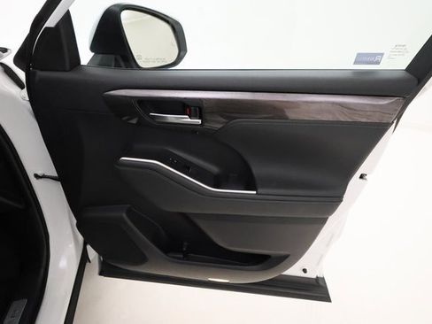 Used 2023 Toyota Highlander Limited image 23