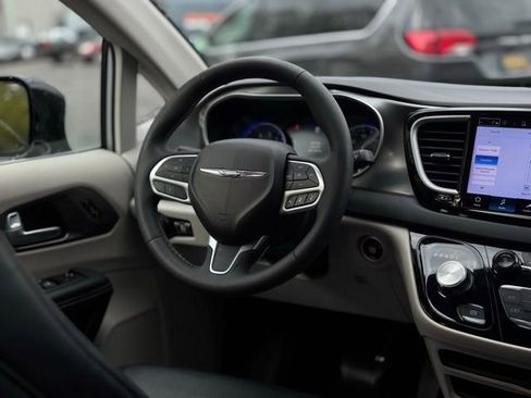 Certified 2024 Chrysler Pacifica Touring-L image 25