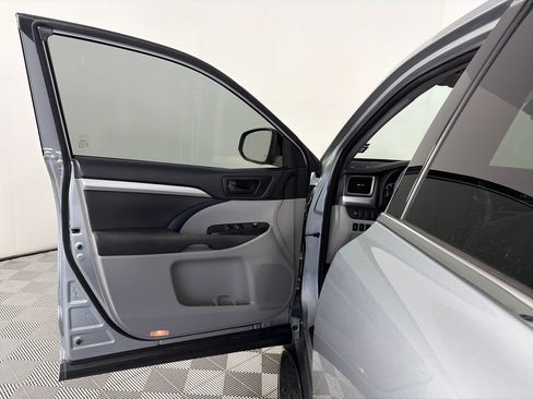 Used 2017 Toyota Highlander LE FWD image 10