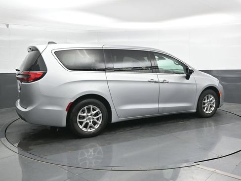 Used 2024 Chrysler Pacifica Touring-L FWD image 2
