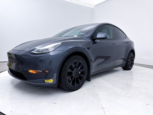 Used 2022 Tesla Model Y Long Range image 11