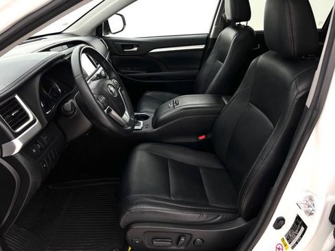 Used 2018 Toyota Highlander XLE AWD/4WD image 11
