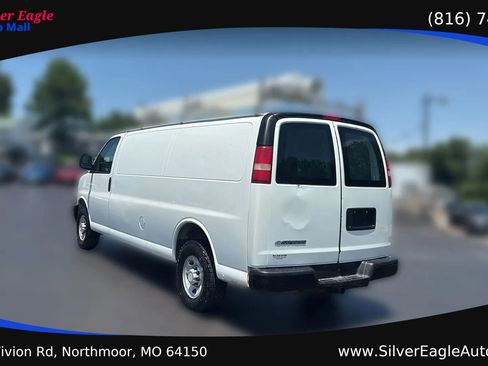 Used 2014 Chevrolet Express 2500 Extended RWD image 3