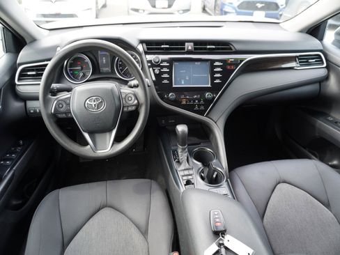 Used 2018 Toyota Camry LE image 2