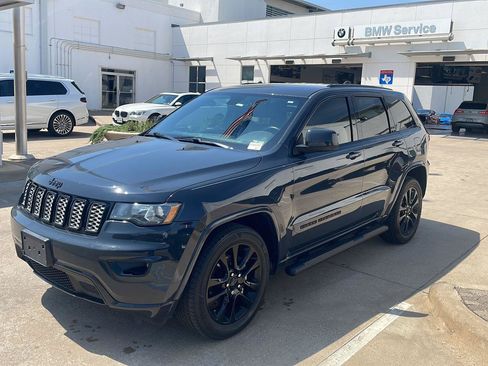 Used 2018 Jeep Grand Cherokee Altitude RWD image 1