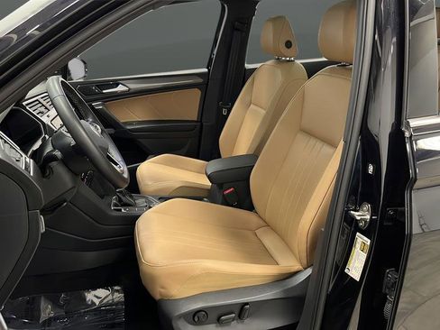 Used 2024 Volkswagen Tiguan SE w/ Panoramic Sunroof Package image 9