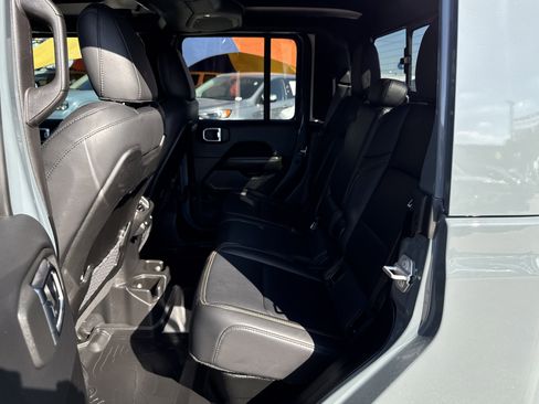 Used 2025 Jeep Gladiator Sport image 13