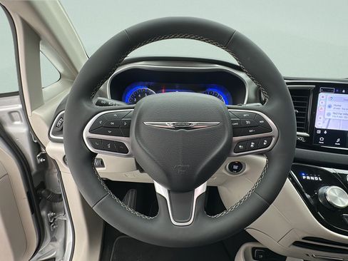 Used 2024 Chrysler Pacifica Touring-L FWD image 17