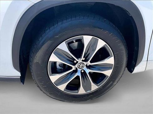 Used 2022 Toyota Highlander XLE FWD image 10