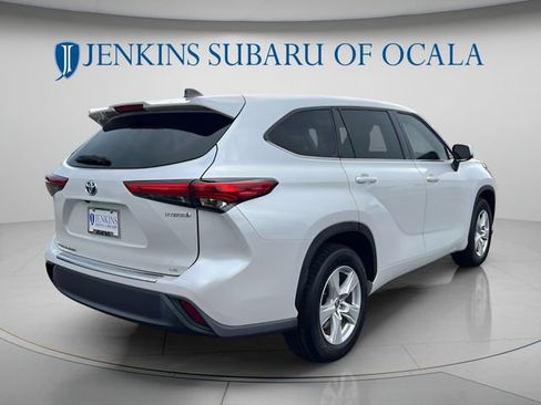 Used 2022 Toyota Highlander LE FWD image 3