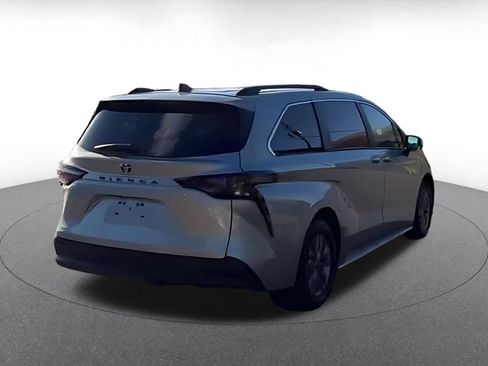 Used 2025 Toyota Sienna XLE FWD image 9