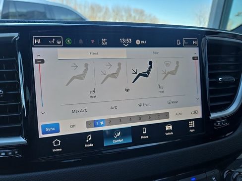 Used 2025 Chrysler Pacifica Select image 48