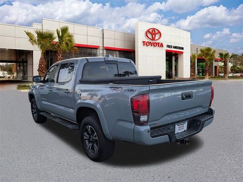 Used 2018 Toyota Tacoma TRD Sport image 7