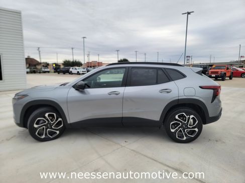 Used 2025 Chevrolet Trax RS image 4