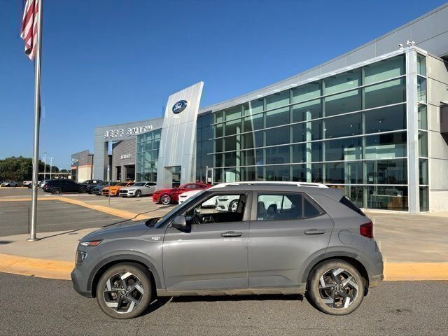 Used 2023 Hyundai Venue SEL w/ Cargo Package FWD image 2