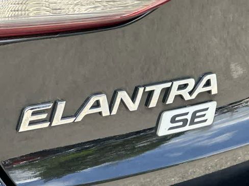 Used 2017 Hyundai Elantra SE FWD image 23