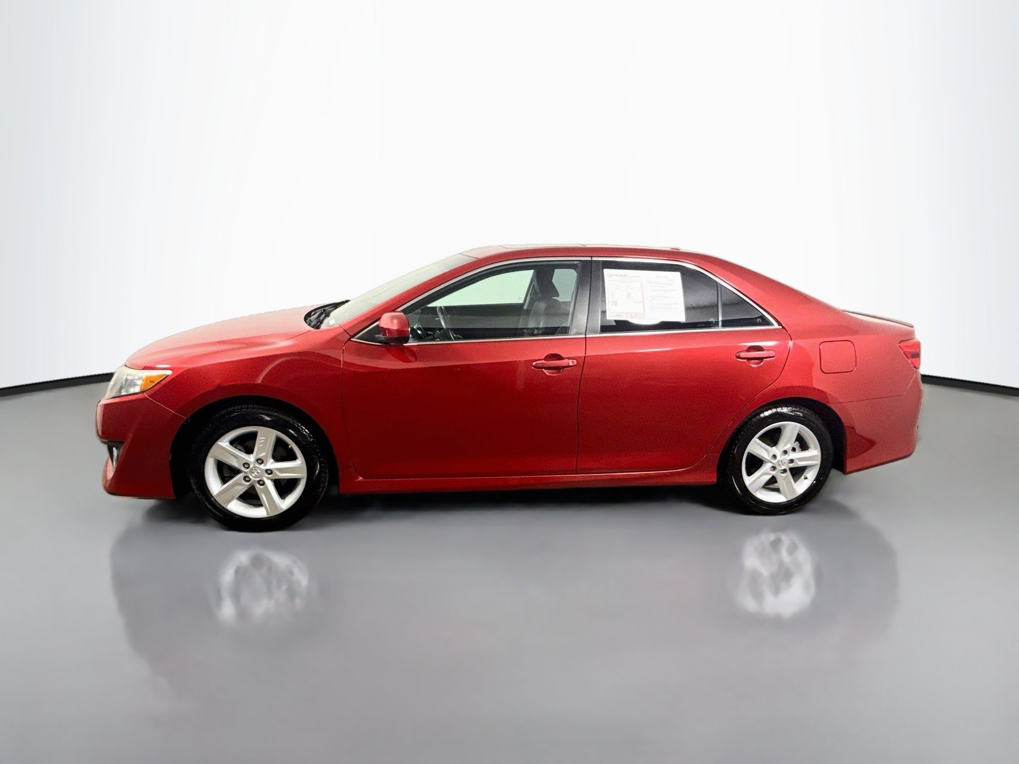 Used 2014 Toyota Camry SE w/ Leather Package FWD image 4