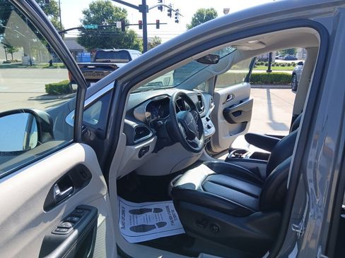 Used 2023 Chrysler Pacifica Touring-L FWD image 9