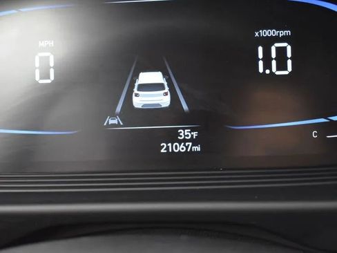 Used 2025 Hyundai Venue Limited image 27