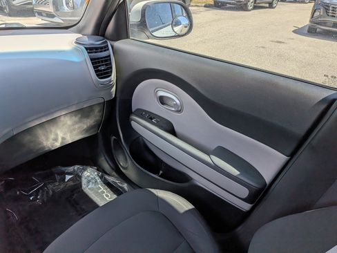 Used 2019 Kia Soul FWD image 17