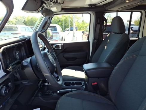 Certified 2024 Jeep Wrangler Unlimited w/ Technology Group AWD/4WD image 21