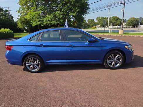 Used 2022 Volkswagen Jetta SE FWD image 2