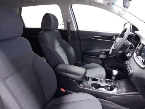 Used 2020 Kia Sorento LX image 12