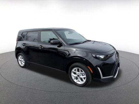 Used 2025 Kia Soul LX w/ LX Technology Package image 2