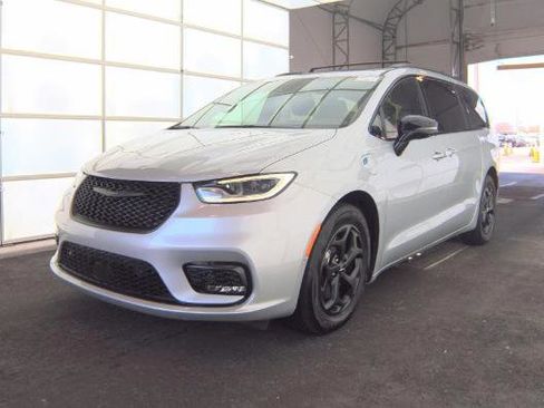 Used 2024 Chrysler Pacifica Premium FWD image 6