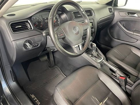 Used 2011 Volkswagen Jetta SE image 3