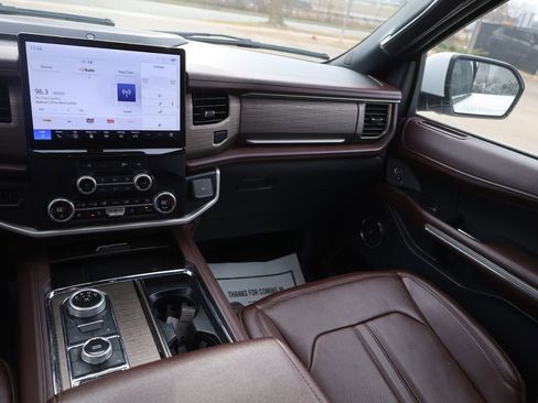 Used 2024 Ford Expedition Limited image 24